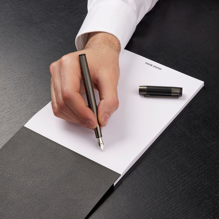 Hugo Boss Rive Gun HST4962D fountain pen