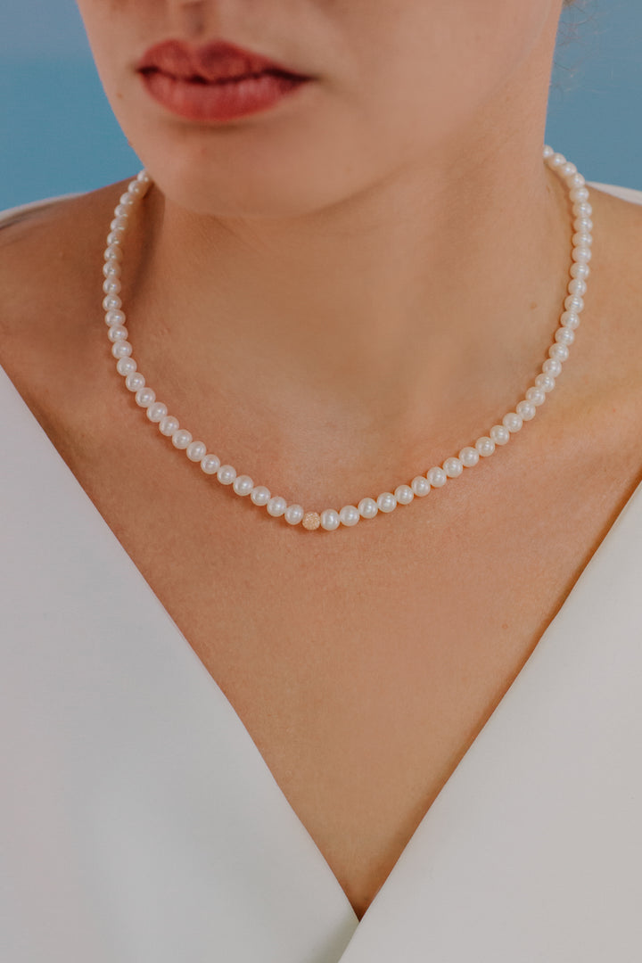 Comete Choker Necklace with Freshwater Pearls and Rose Gold Sphere FWQ294