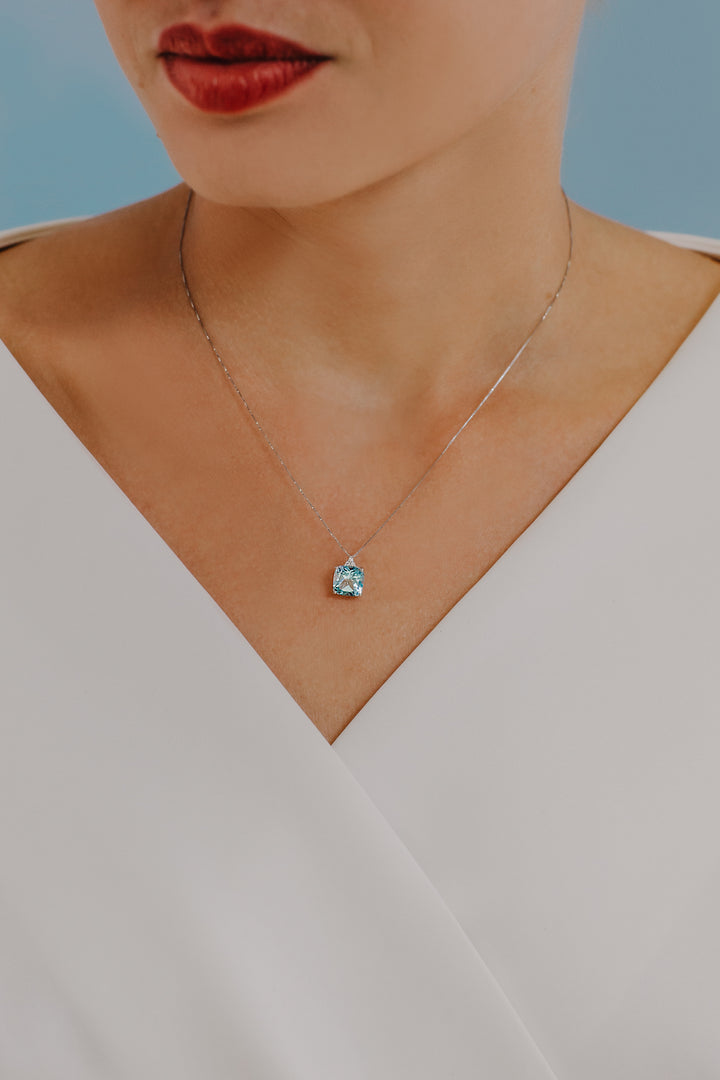 Comete Necklace in Gold and antique blue Topaz GLB1348