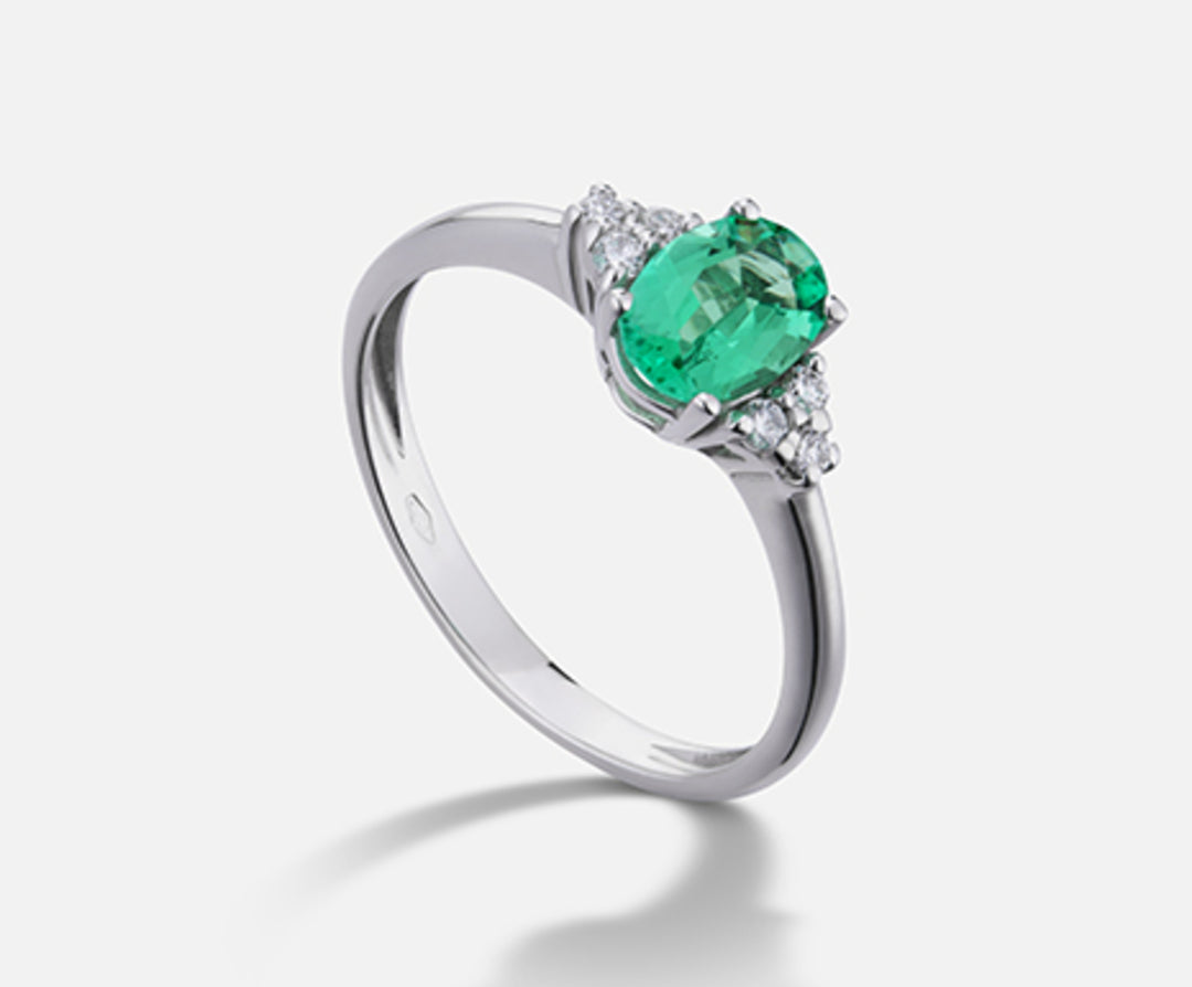 Mikiko an 18k emerald n. oval 7x5 ct. 0.69 diam. ct. 0.09 MA5112O4SMN069