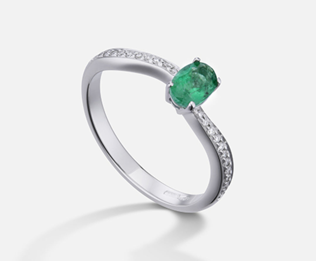 Mikiko an 18k oval emerald 6x4 ct.0,30 diam. 0.10 ct MA5108O4BE