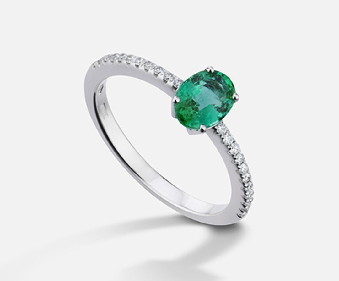Mikiko an 18k oval emerald 7x5 ct.0,60 diam. ct.0.13 MA5104O4BE